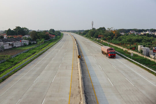 The condition of toll roads in JORR 2 JALAN TOL CIBITUNG - CILINCING. BEKASI, INDONESIA - AUGUST 12, 2023.