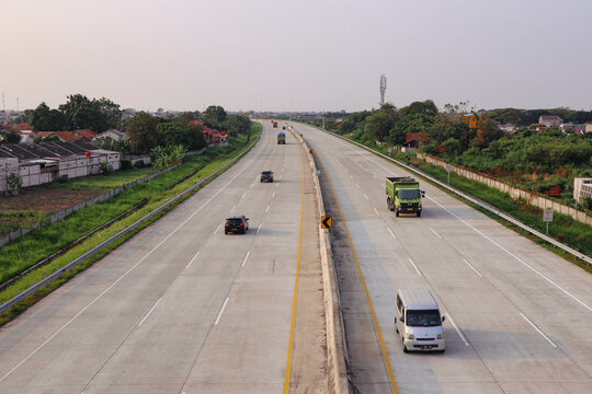 The condition of toll roads in JORR 2 JALAN TOL CIBITUNG - CILINCING. BEKASI, INDONESIA - AUGUST 12, 2023.