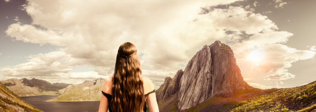 Frau mit langen Haaren vor Berggipfel Segla auf Senja in Norwegen