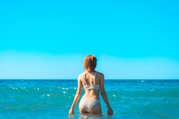 海水浴を楽しむ水着姿の女性