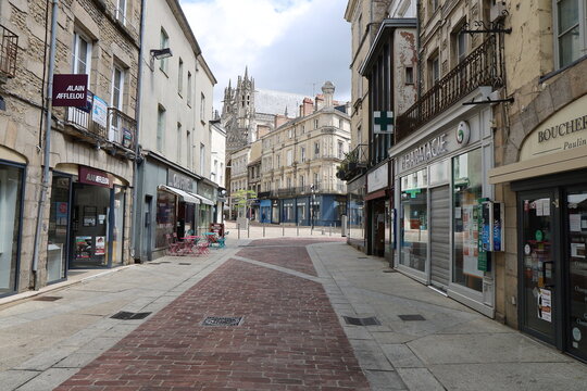 Rue typique, ville de Alen&ccedil;on, d&eacute;partement de l'Orne, France