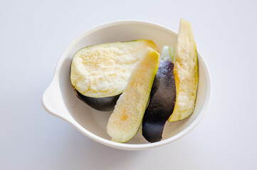 手で割いた水ナス