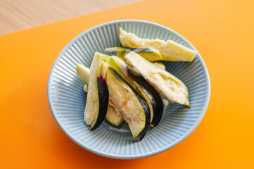 皿に盛った生の水ナス