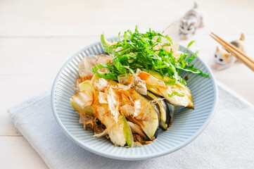 薬味たっぷりの生で食べる水茄子