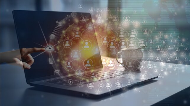 Notebook con taza de café al lado e imagen de conectividad con todo el mundo. La tecnología actual te da más poder que el que tuvo cualquier faraón. Redes sociales, juegos, negocios de alcance mundial