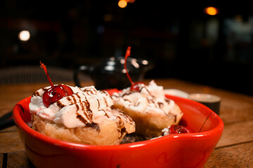 Helado tempura pastel con bola de helado postre delicioso con cerezas 
