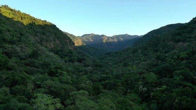 Cumbre remota, naturaleza virgen, aire puro, silencio et&eacute;reo, majestuosidad intacta, colores salvajes, serenidad indescriptible.