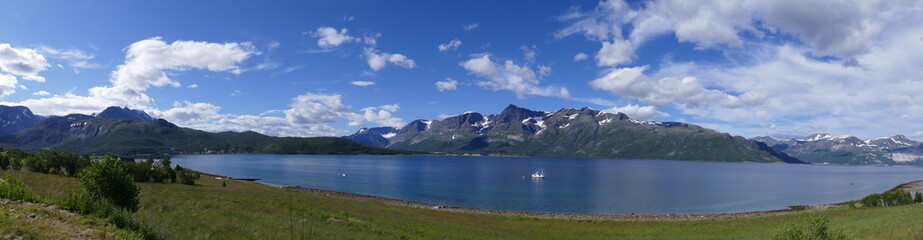 Norwegen, Panoramabild Svensby/Lyngen mit Jiekkevarre.