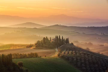 Keuken foto achterwand Toscane beautiful land house in Tuscany Italy with beautiful golden sunset lighting up the haze in the background 