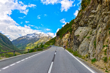 Fototapeta premium Hauptstrasse 28 zwischen Susch und Flüelapass, Graubünden, Schweiz