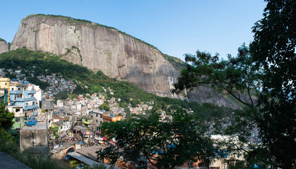 Obraz premium Brazil: the mountains and skyline of Rocinha, the famous favela in the southern area of ​​Rio de Janeiro, the largest slum in the country between Gavea, Sao Conrado and Vidigal districts 