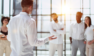 Obraz premium Speaker at Business Conference and Presentation in office