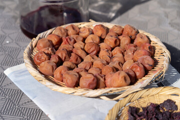 梅干しの天日干し