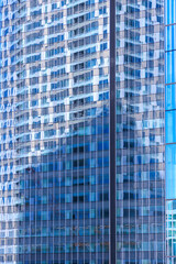 ビルの外壁のガラスに反射したビルと影