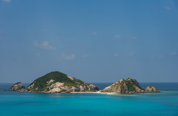 二つの小山と白い砂浜のあるエメラルドグリーンの海の無人島