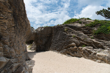 白い砂浜の岩のトンネル