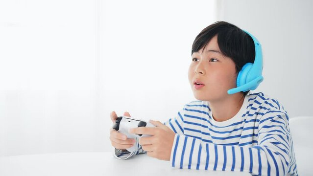 ボイスチャットをしながらゲームする男の子