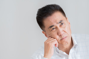 考えるシニア男性