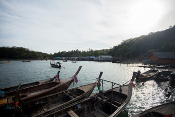 Obraz premium Fishing boats in the bay of a fishing village on Ko Yao Island in southern Thailand.