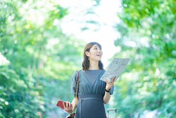 地図とスマホを手にする女性