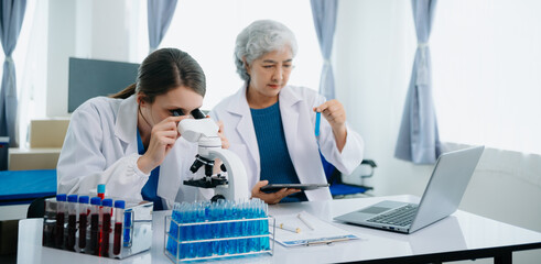 Obraz premium Medical team having a meeting with doctors. Young scientists conducting research investigations in a medical laboratory, a researcher.