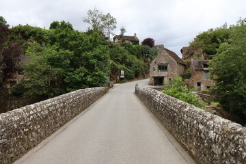 Vieux pont sur la rivi&egrave;re Sarthe, village Saint C&eacute;neri Le G&eacute;rei, d&eacute;partement de l'Orne, France