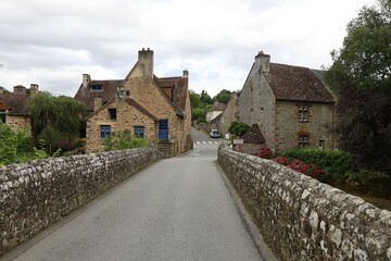 Vieux pont sur la rivière Sarthe, village Saint Céneri Le Gérei, département de l'Orne, France