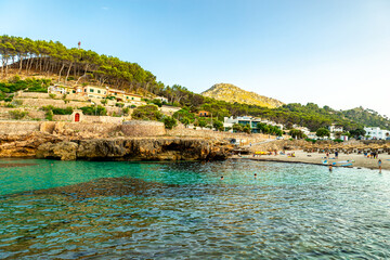 Urlaubsstimmung in der Bucht von Cala Sant Vicenç auf der wunderschönen Balearen Insel Mallorca -...