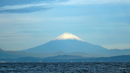 海から眺める冠雪した富士山