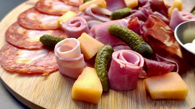 planche de charcuterie pour l'ap&eacute;ritif, en gros plan