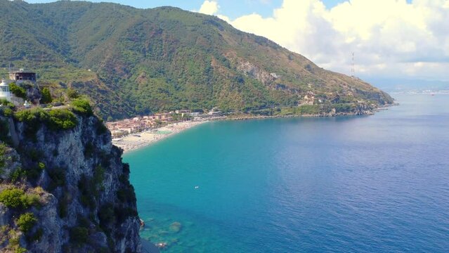 Spiaggia di Scilla in Calabria, vista panoramica con Castello Ruffo e paesaggio urbano
