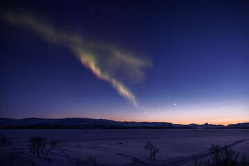 Polarlicht in der Abenddämmerung mit Venus und Mond über Finnland, Kilpisjävri