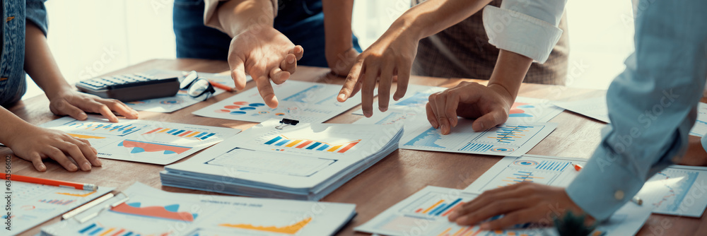 Leinwandbilder analyst team utilizing bi fintech to analyze and pointing at financial dashboard paper office. busin