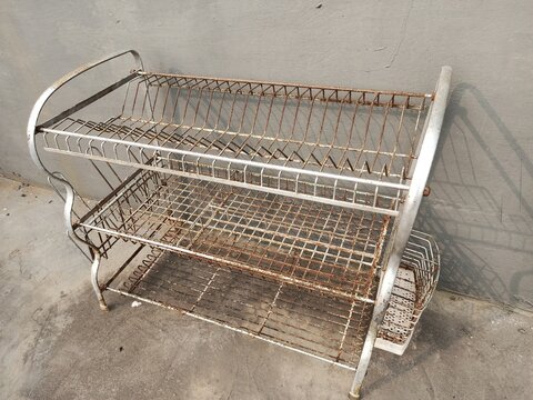 Rusty dish rack. Junk plate rack.