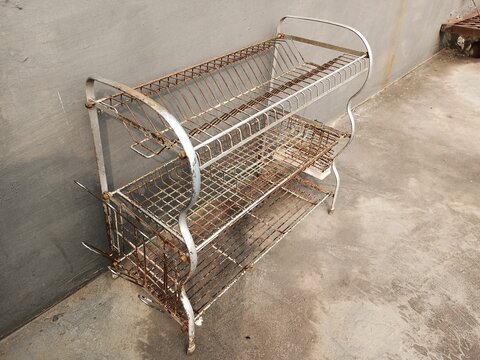 Rusty dish rack. Junk plate rack.