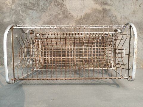 Rusty dish rack. Junk plate rack.
