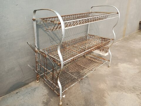 Rusty dish rack. Junk plate rack.