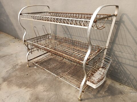 Rusty dish rack. Junk plate rack.