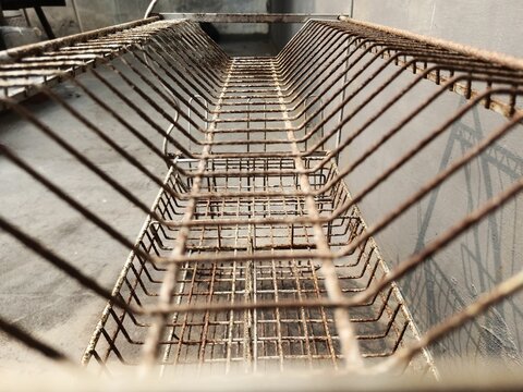 Rusty dish rack. Junk plate rack.