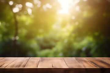Leerer Holztisch für Produktplatzierung oder Montage mit Fokus auf die Tischplatte, unscharfer Bokeh-Hintergrund in der Natur mit grünen Bäumen generative ai