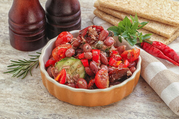 Tuna salad with bean and tomato