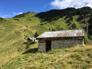 Grange près de Pralognan la Vanoise. Pointe de Villeneuve. Parc national de la Vanoise, Alpes du Nord, Tarentaise, Savoie, France.