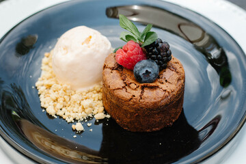 Brownie con helado y frutos rojos 