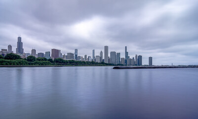 Fototapeta na wymiar cloudy day over cityscape in chicago illinois