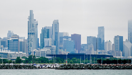 Obraz premium cloudy day over cityscape in chicago illinois