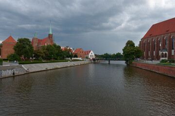 Wrocław - zachmurzone niebo nad Odrą