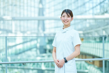 白衣の女性のポートレート