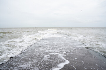 Wellen branden gegen die Steinküste von Holland Nordsee