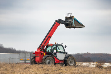 Wheel loader with telescopic mast, construction machinery for lifting and moving goods