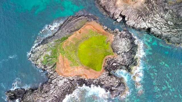 Ilh&eacute;u. Um dos ilh&eacute;us das Contendas na linha de costa da Ilha Terceira nos A&ccedil;ores. Oceano Atl&acirc;ntico. 